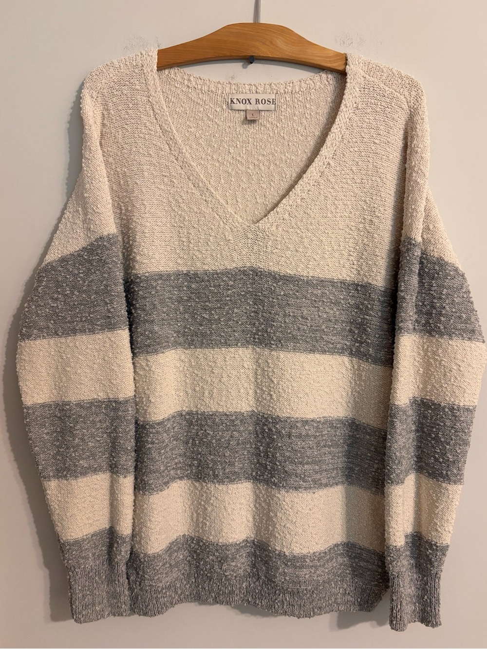 Knox Rose gray and cream striped popcorn knit V-neck pullover sweater